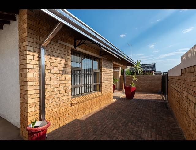 3 BEDROOM FREEHOLD SOLD IN PROTEA NORTH
